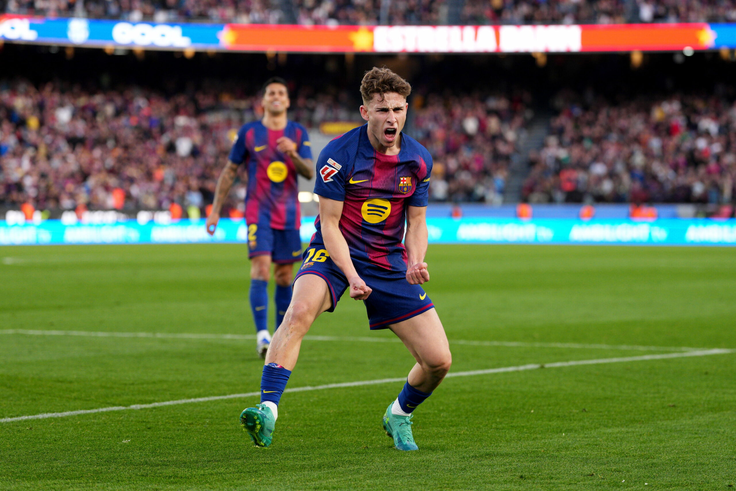 Barcelona climbs top of La Liga with 3–0 win over Levante UD