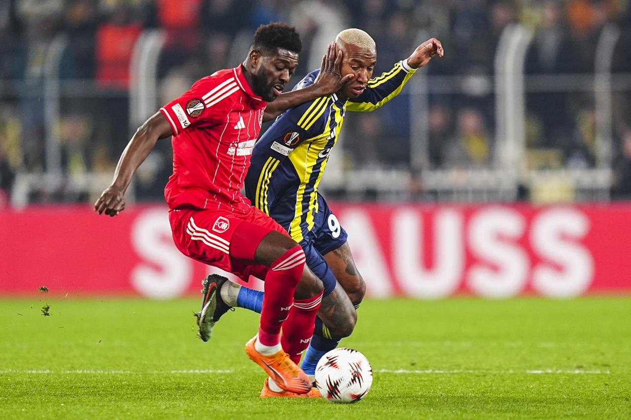 Forest cruise past Fenerbahçe in Europa League play-off