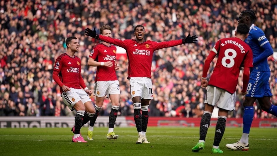 Manchester United edge past Everton 1–0 to climb into Premier League top four