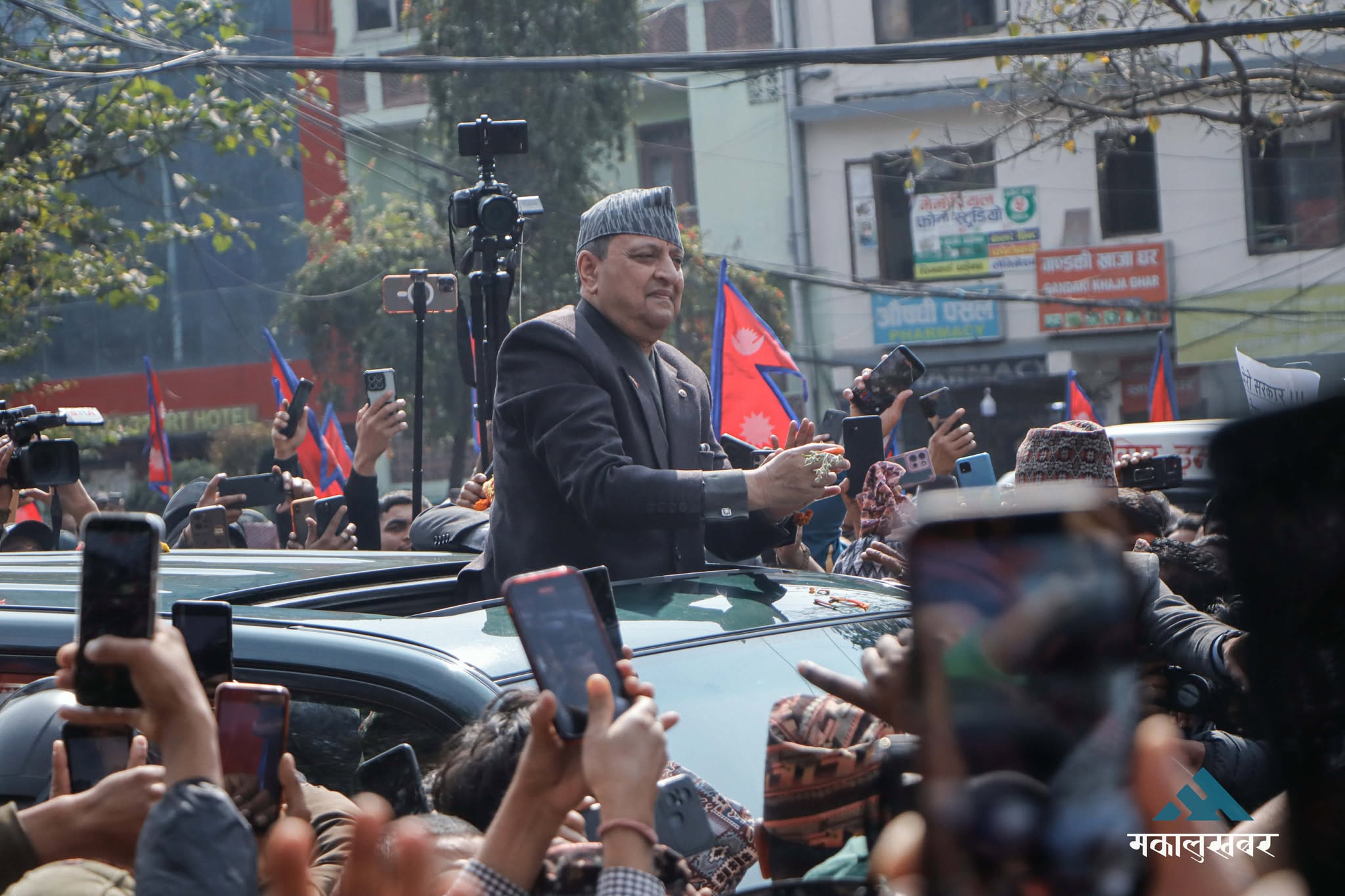 Former King Gyanendra arrives in Kathmandu, welcomed at Airport (photos)