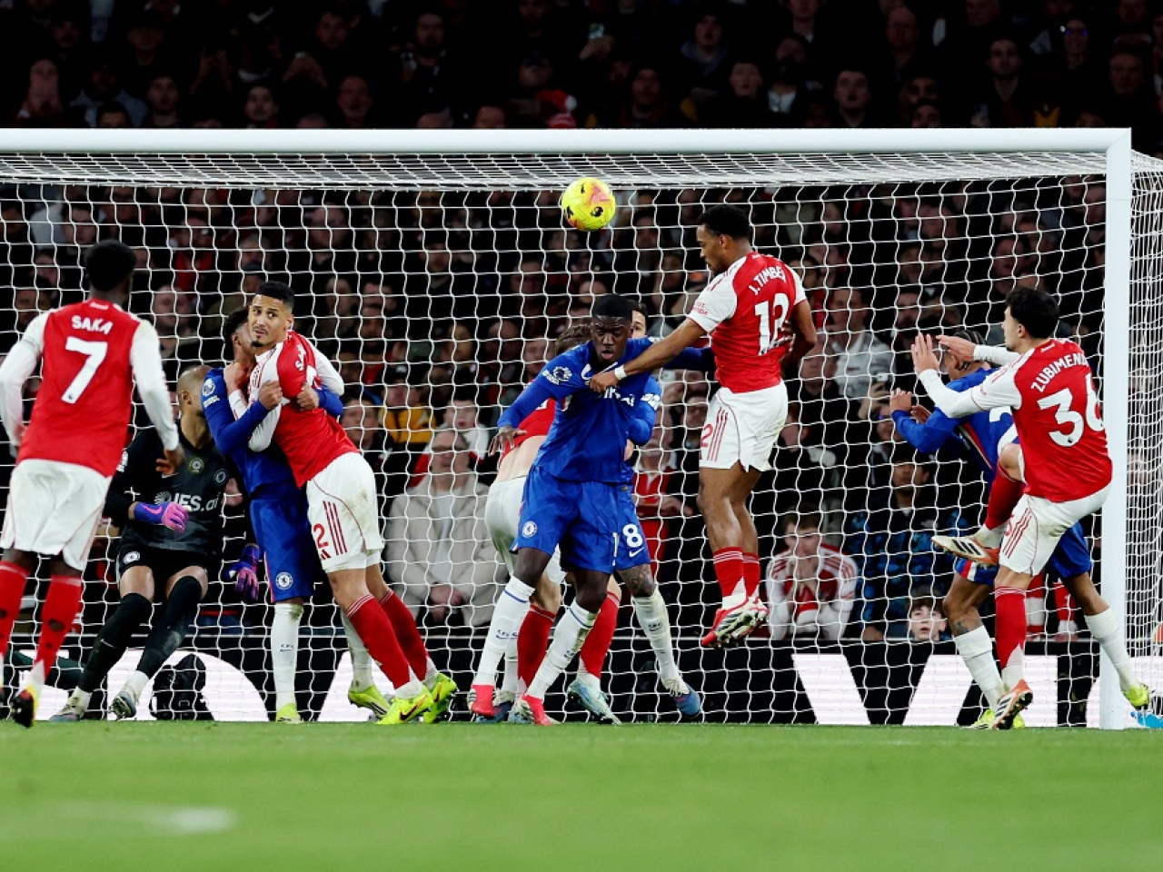 Arsenal beat 10-man Chelsea; Man Utd climb to third