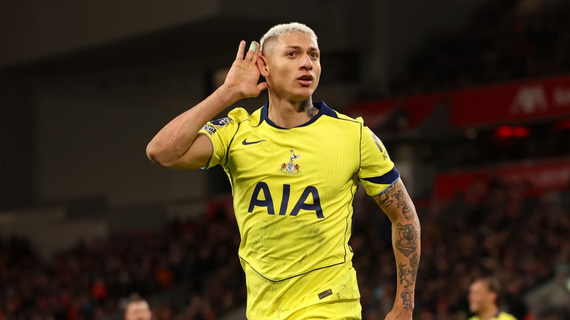 Richarlison rescues spurs; United strengthen top-four hopes