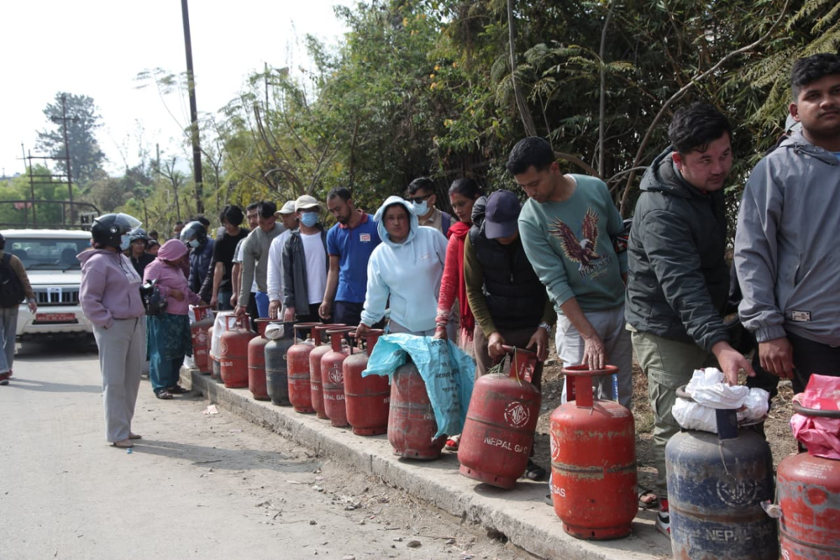Citizens endure hours-long queues on streets for a single gas cylinder (photos)