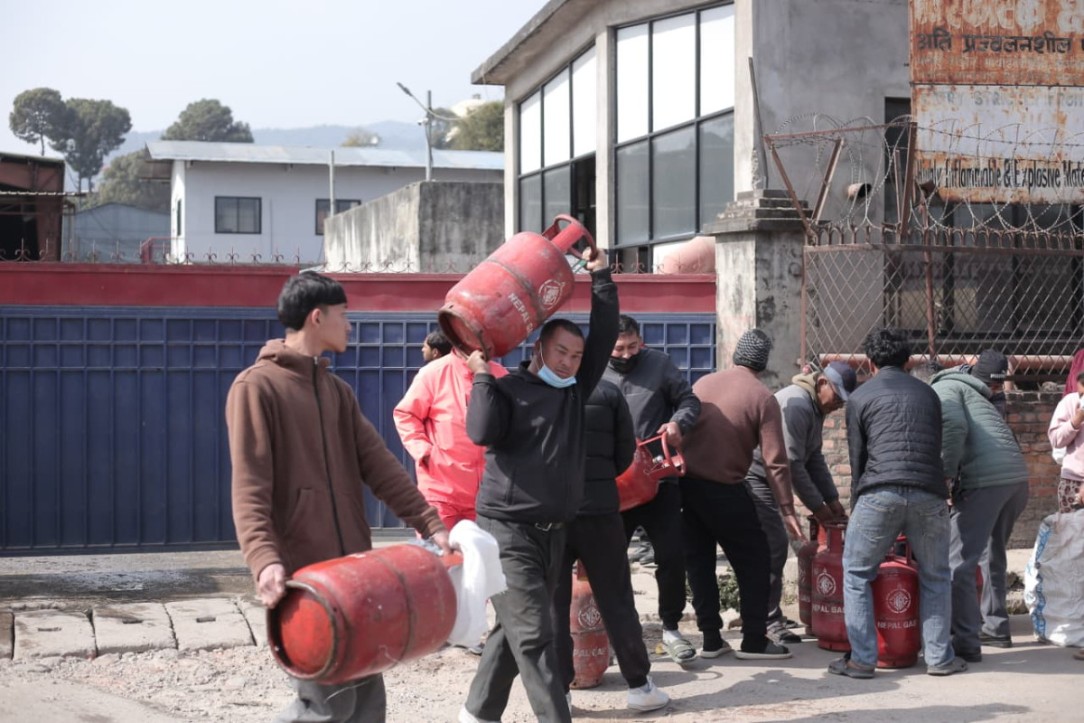 NOC limits LPG sales to half-cylinders amid soaring demand