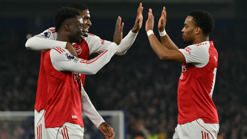 Arsenal strengthen top spot with narrow Brighton win; Man City held