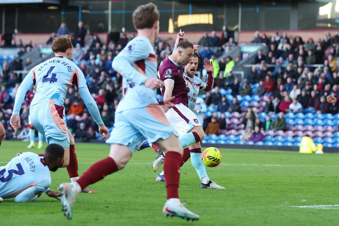 City closes on Arsenal; Liverpool crushes West Ham 5-2