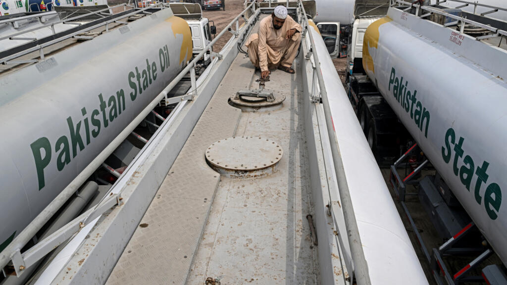 Fears of fuel shortage in Pakistan as tankers wait to fill up