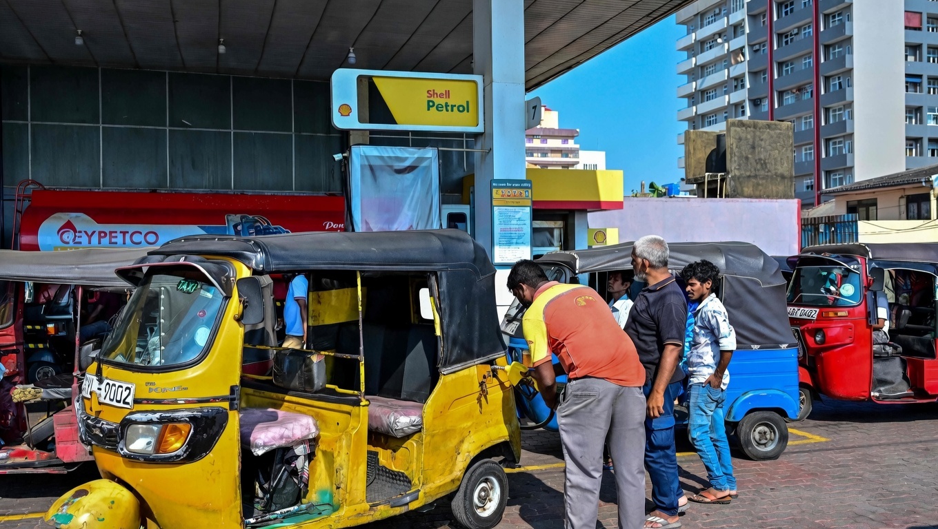 Sri Lanka declares two weekly holidays to conserve fuel