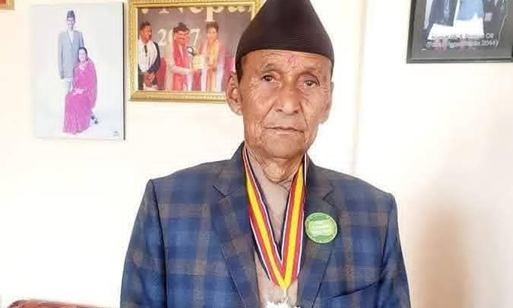 Komal Oli’s father dies after fall