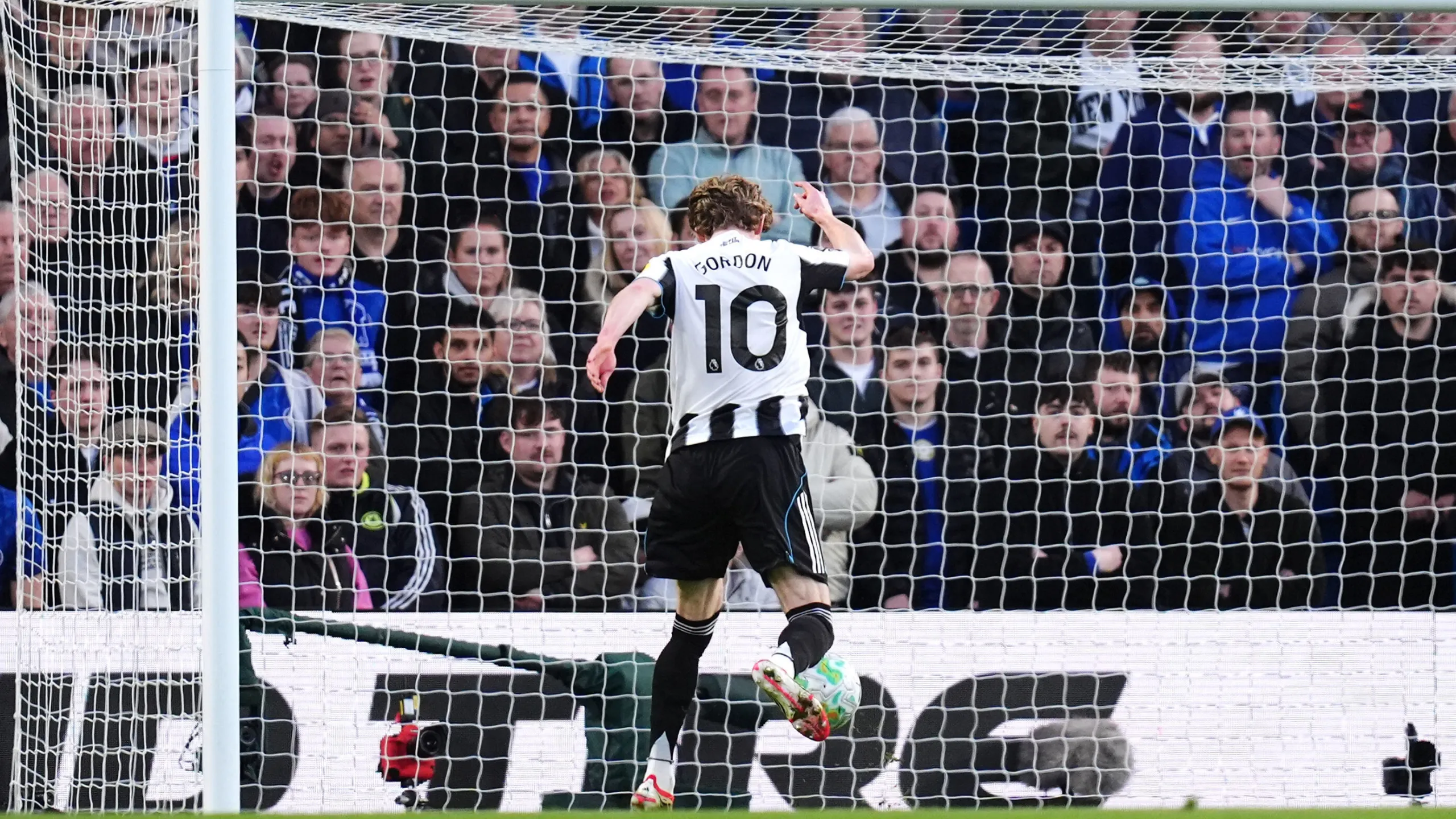 Gordon strike sinks Chelsea; Arsenal win as 16-year-old Dowman makes history