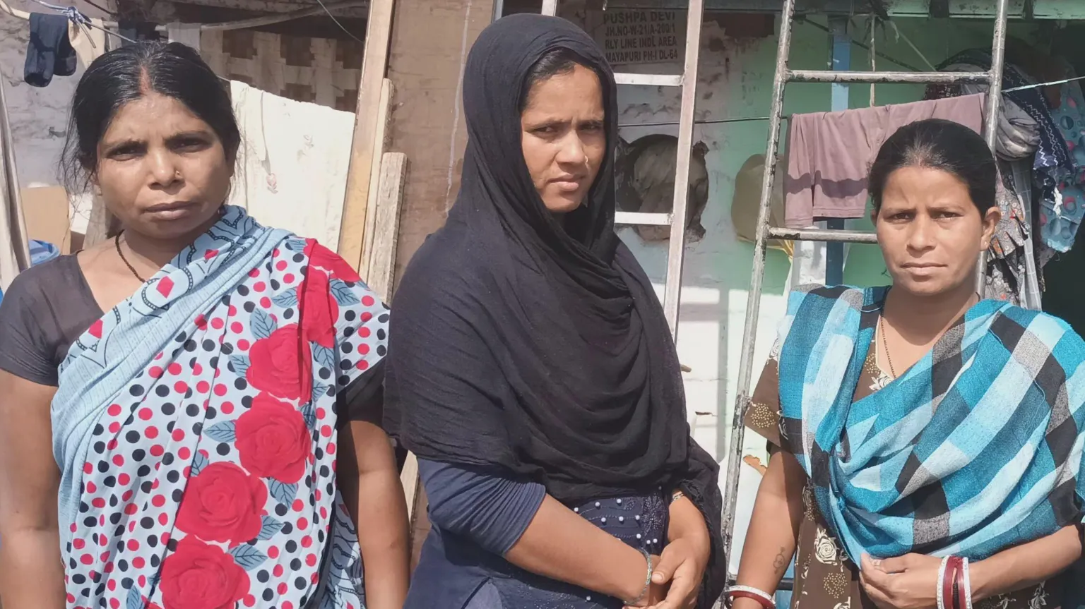 Indian migrant workers hit by cooking gas shortages are leaving cities