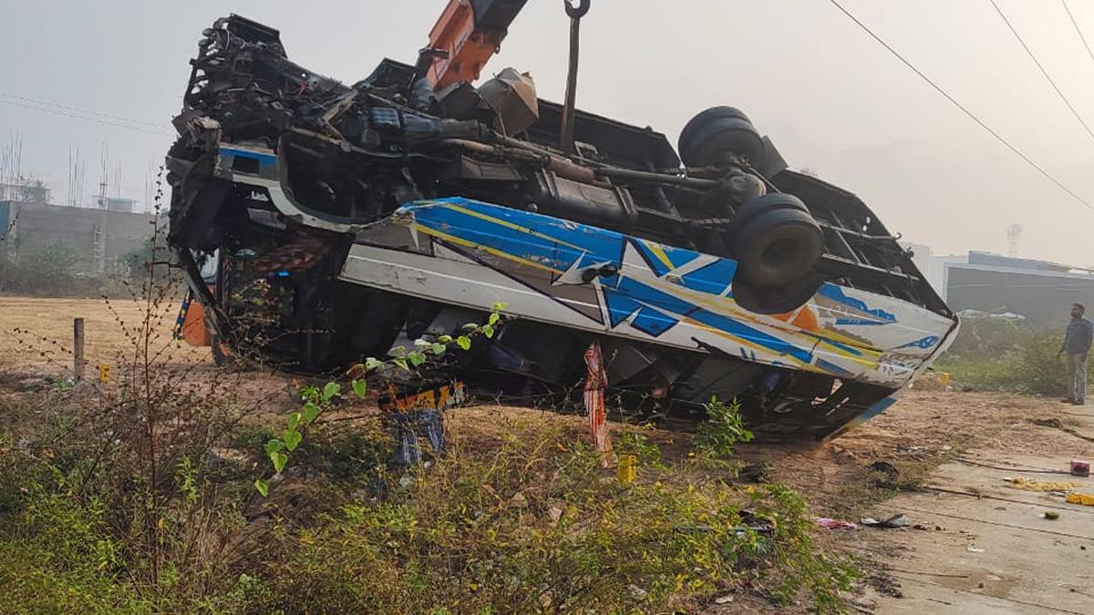 10 killed as mini bus plunges into ravine in Tamil Nadu; several injured