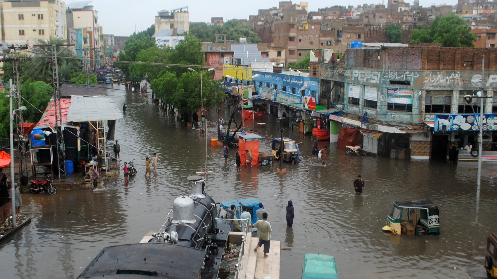 15 killed as heavy rains, flash floods wreak havoc in Pakistan