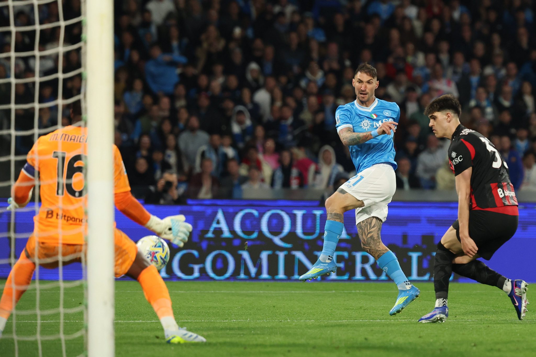 Napoli edge AC Milan 1–0 to boost Serie A title race