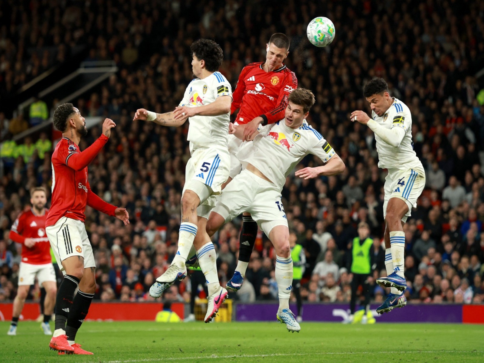 Leeds United stun Manchester United 2–1