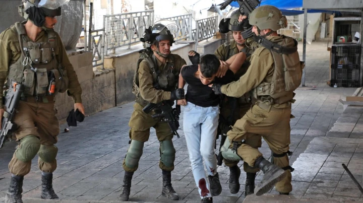 Israeli occupation forces arrest 17 Palestinians in West Bank