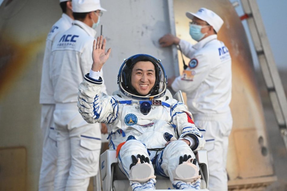 Shenzhou-21 astronauts arrive in Beijing