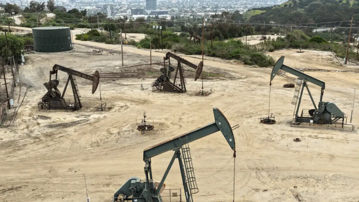 Crude oil futures prices drop 5 pct on U.S.-Iran deal prospect