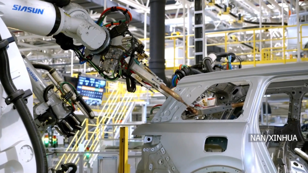 Geely Auto deploys 100 Chinese welding robots, boosts smart production speed