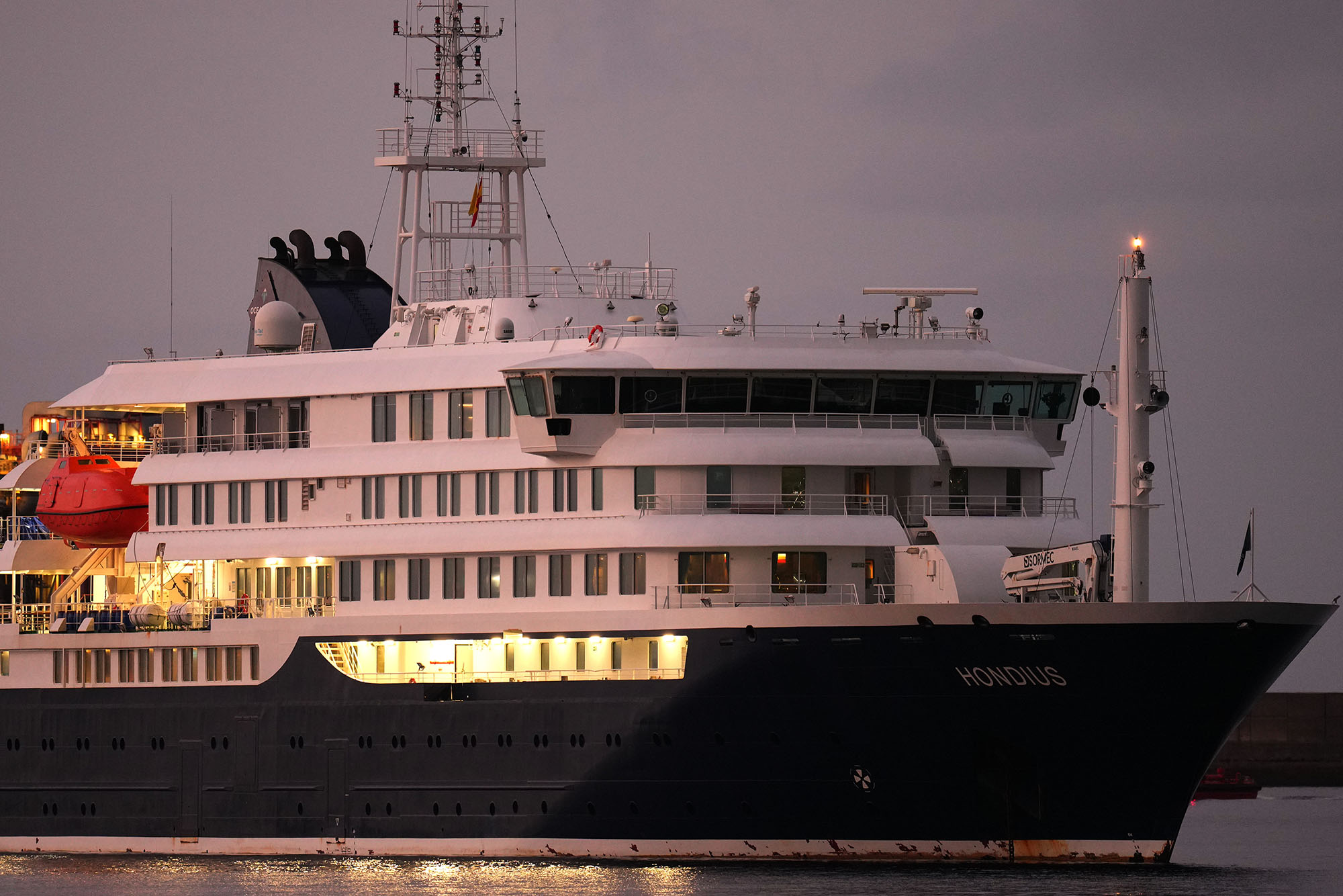 French national shows symptoms on return from hantavirus-hit ship