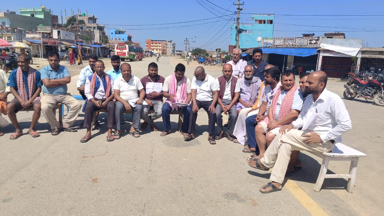 Protest erupts in Siraha after customs office shutdown, highway blocked