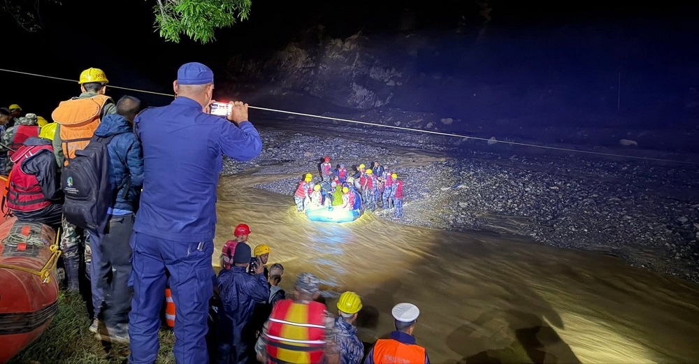Passengers trapped in Roshi River flood rescued at night