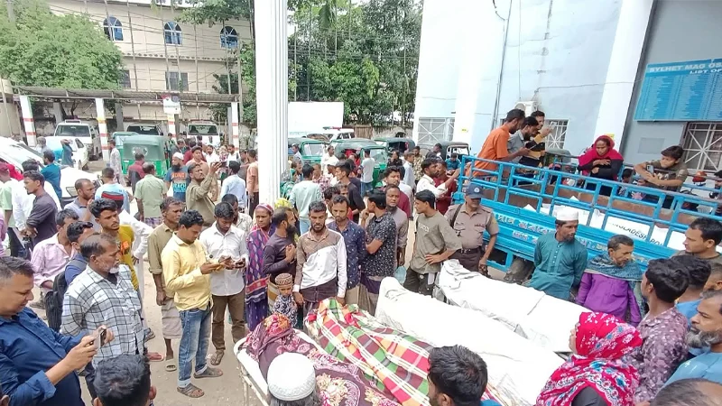 8 dead after trucks collide head on in NE Bangladesh