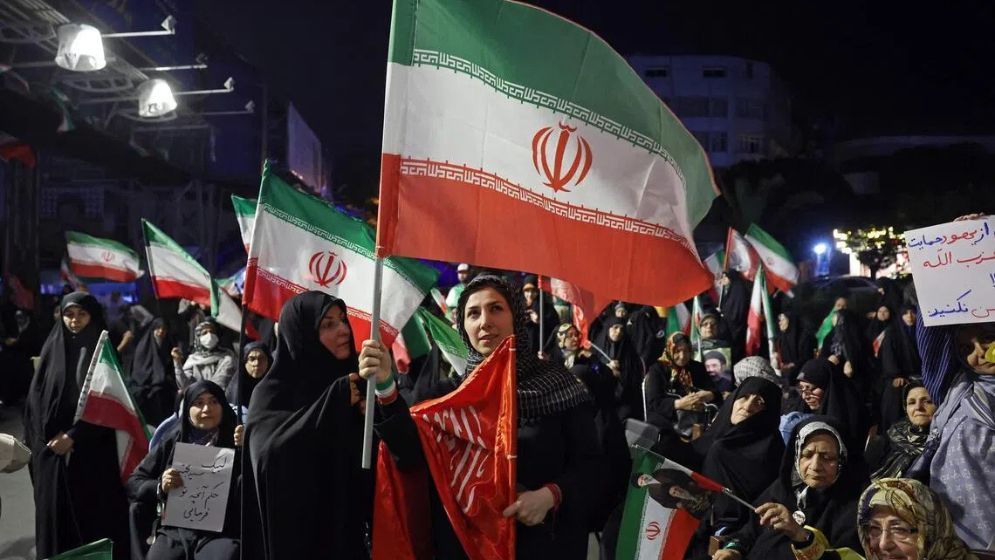 Dozens demonstrate against peace deal with US outside Iran foreign ministry