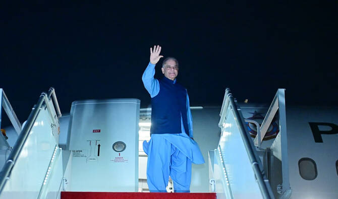 Pakistan PM, military chief leave for Switzerland for talks on implementing U.S.-Iran peace accord