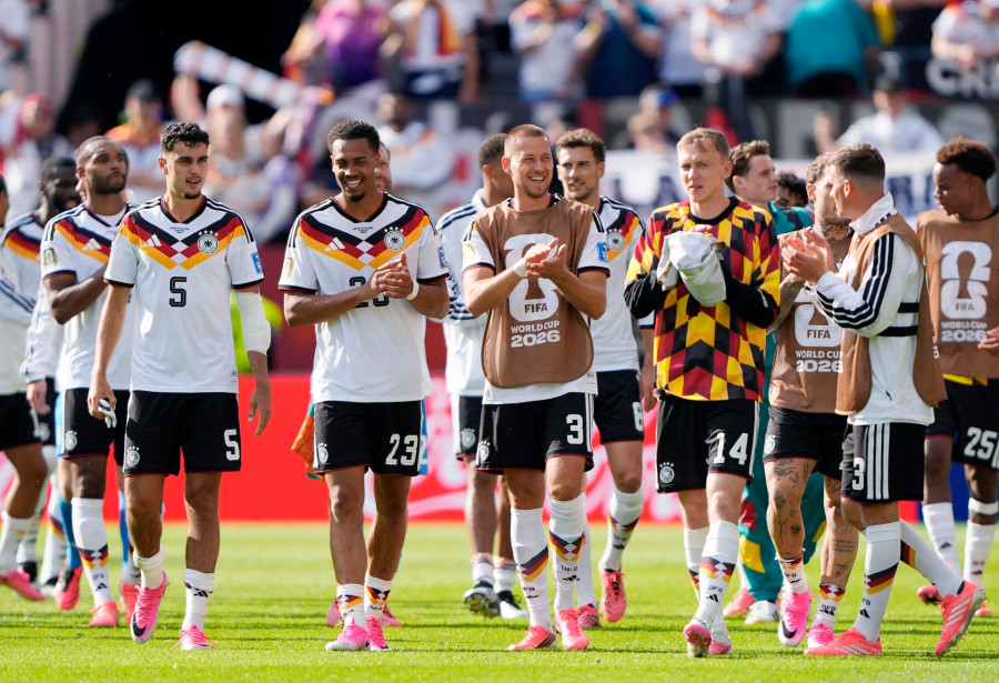 Germany edge Ivory Coast to reach last 32