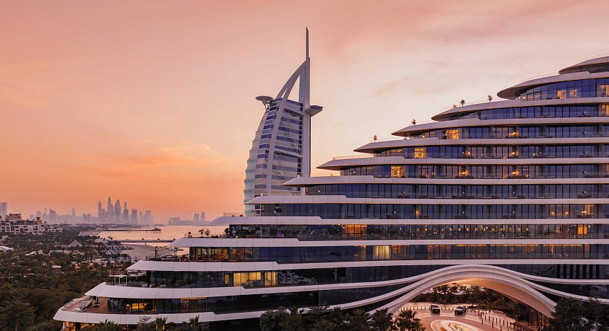 Dubai luxury hotels woo staycationers as tourists flee