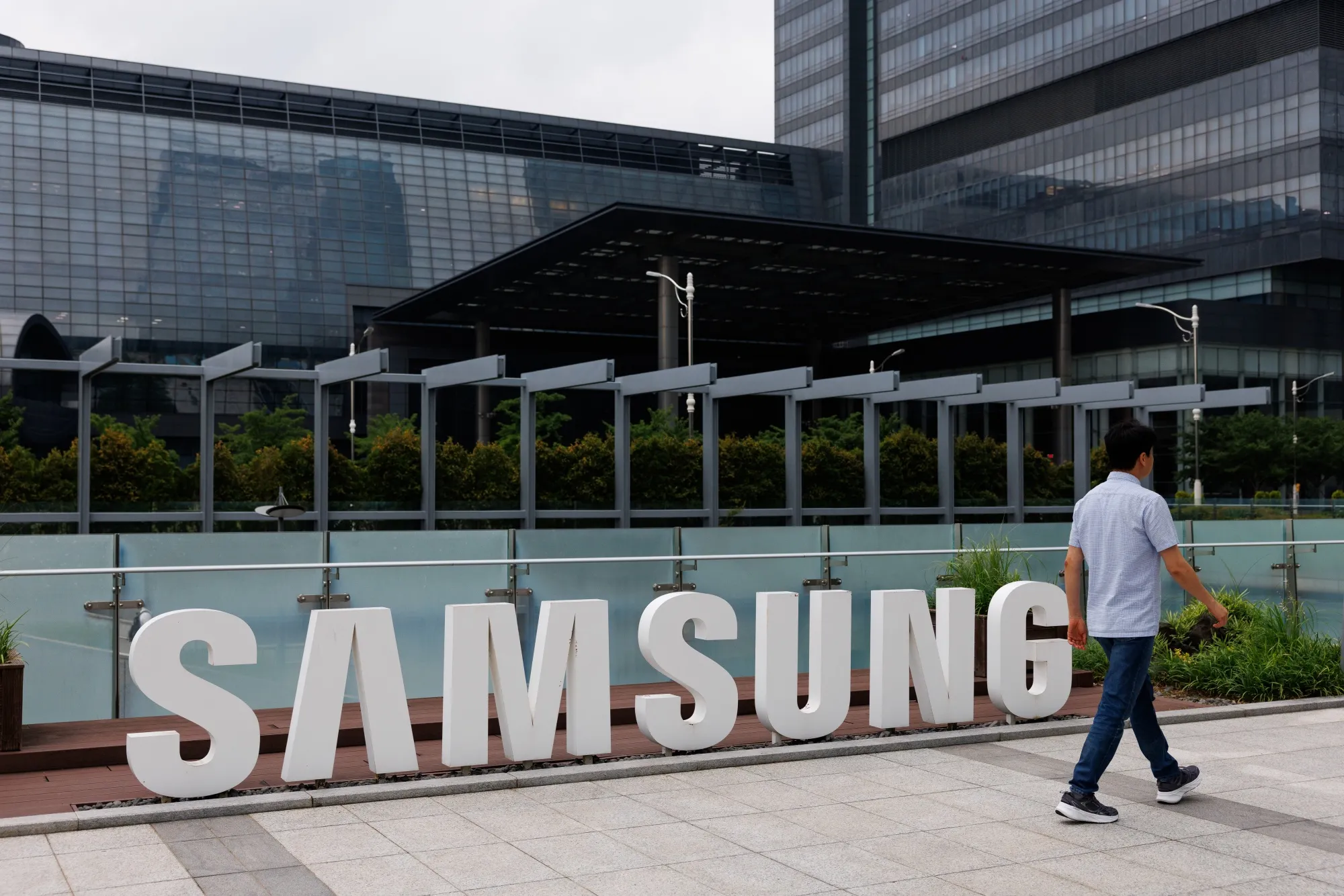 Samsung to unveil record $650 bn South Korea investment amid AI boom: reports