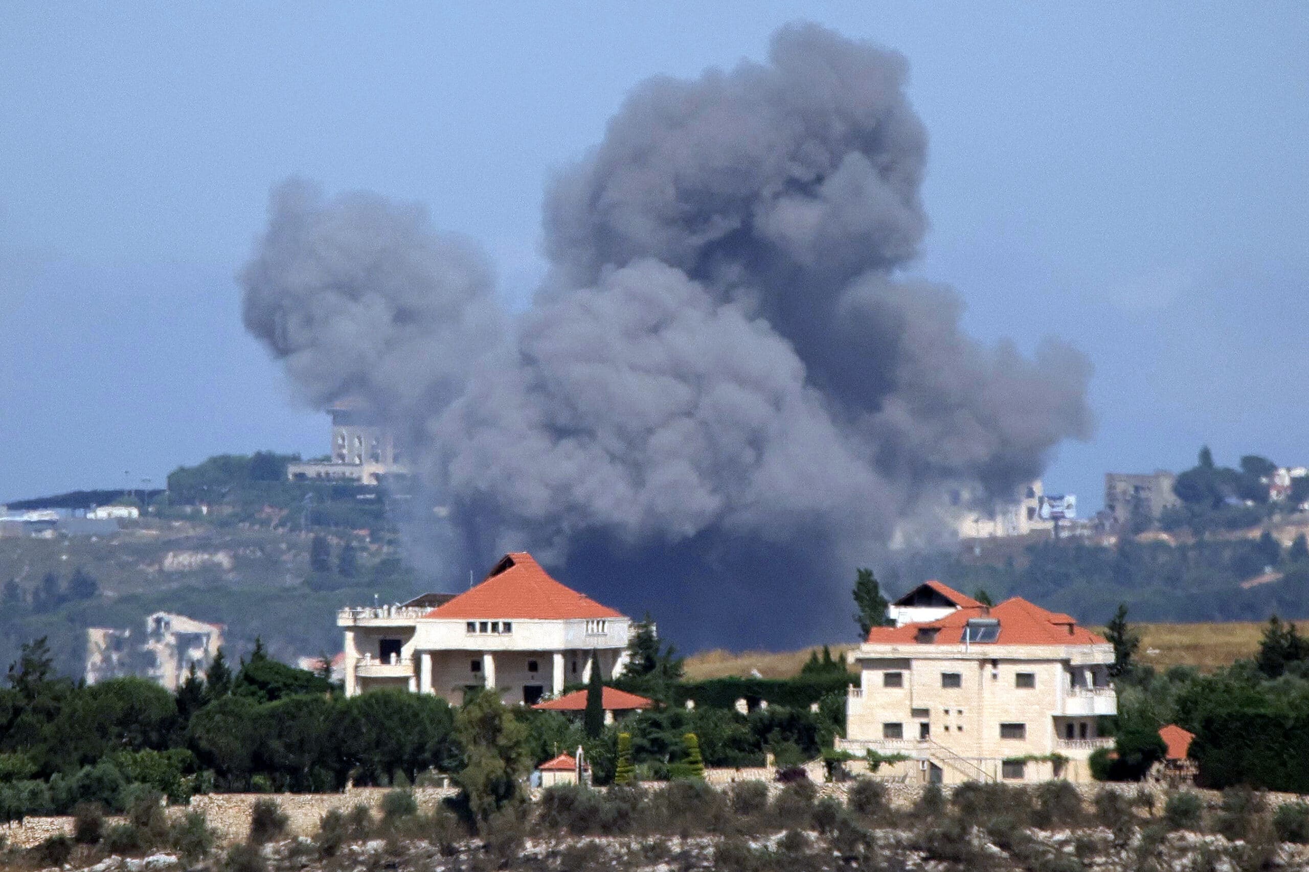 Iran targets Bahrain and Kuwait after new US strikes