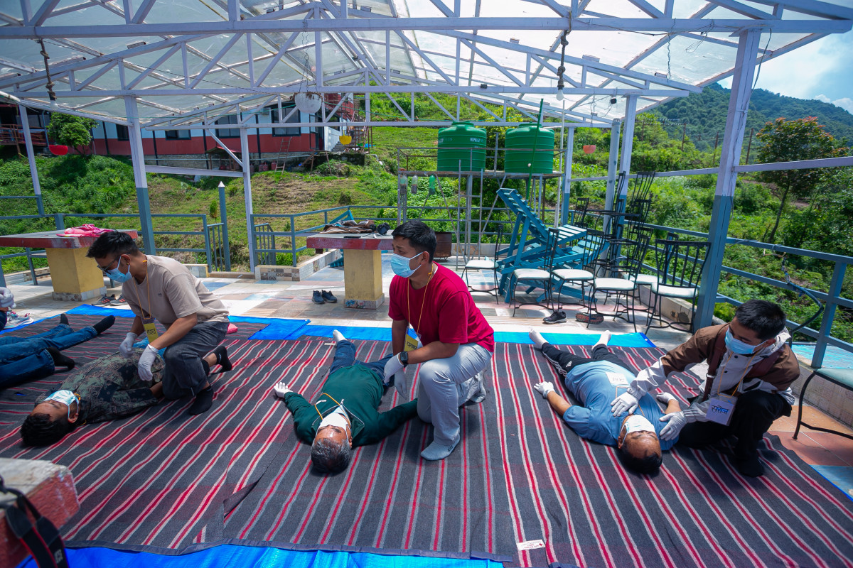 Photojournalists receive basic first aid training (photos)